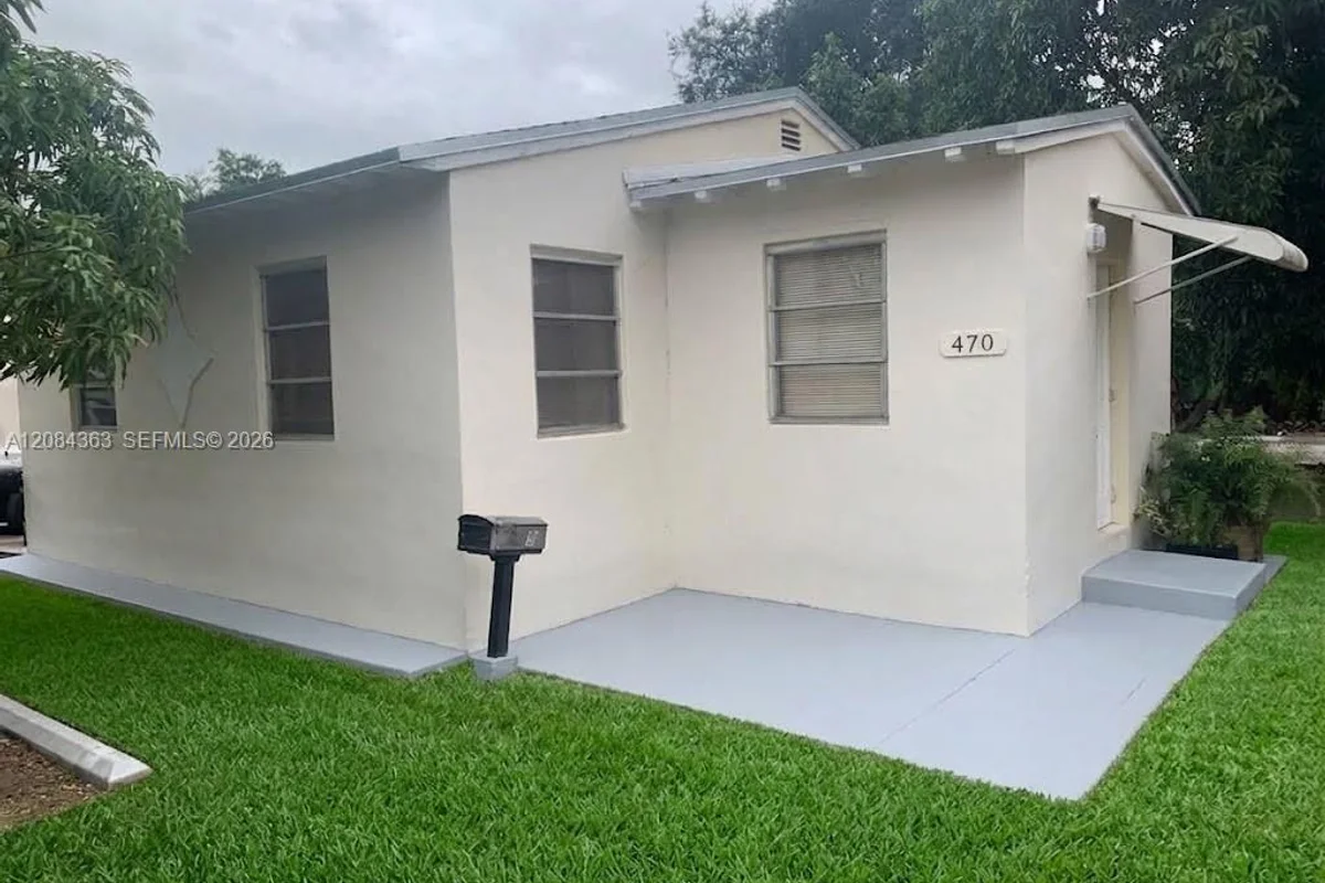 470 NE 162nd St, Miami: photo 1 of 11
