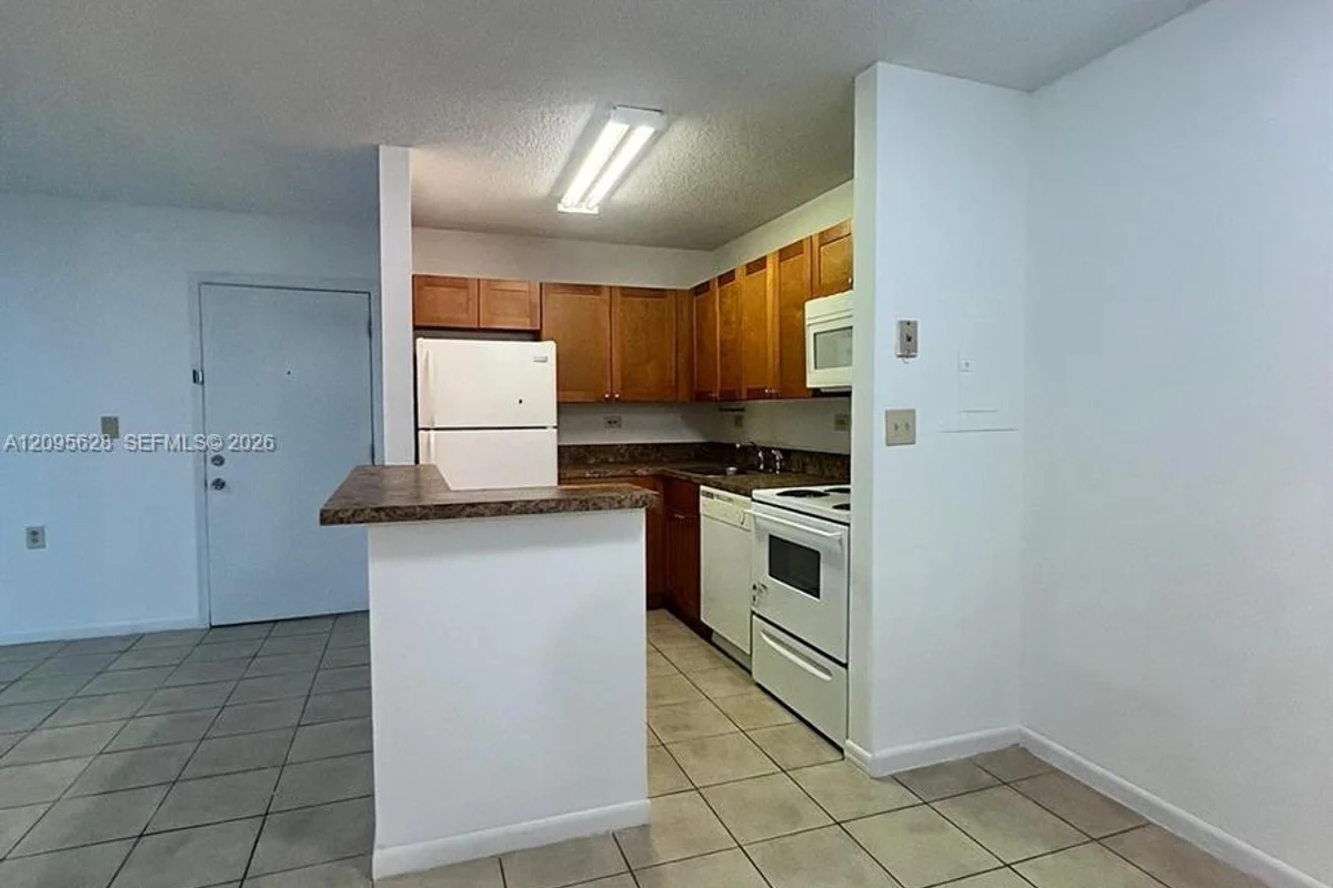 6975 NW 179th St #202, Hialeah: photo 1 of 8