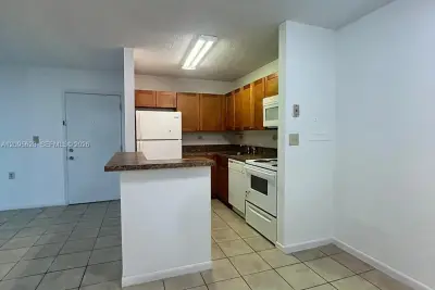 6975 NW 179th St #202, Hialeah: photo 1 of 8