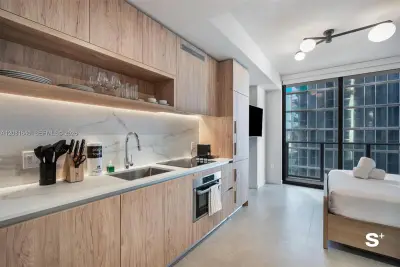 11 NE 6th St #2206, Miami: photo 1 of 32