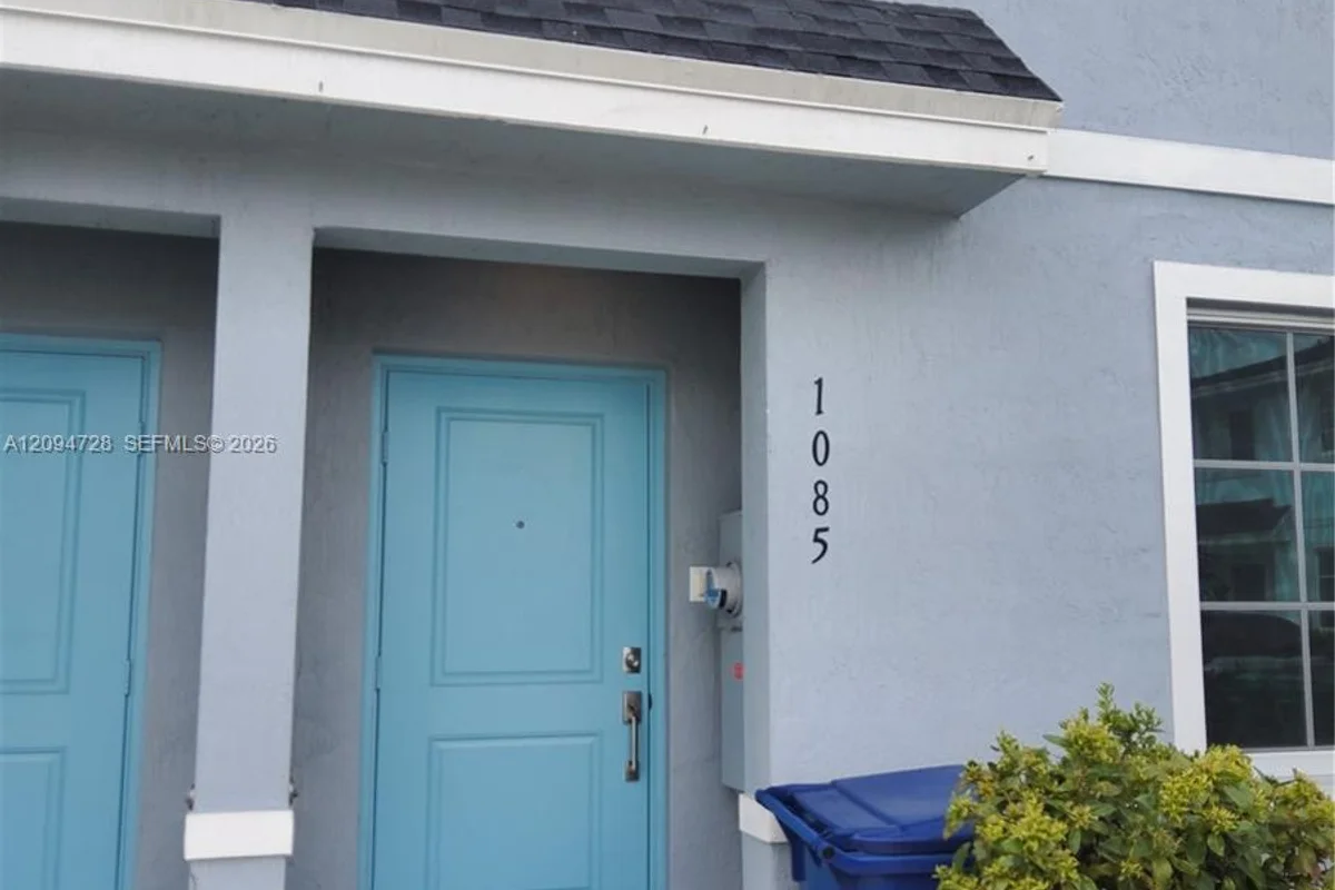1085 NW 4th Ter, Florida City: photo 1 of 22