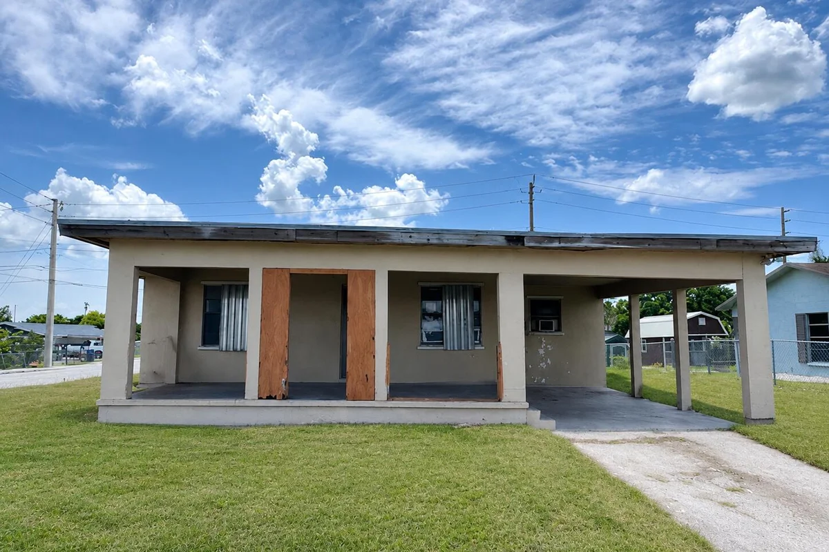 190 SW 6th Ave, South Bay: photo 1 of 10