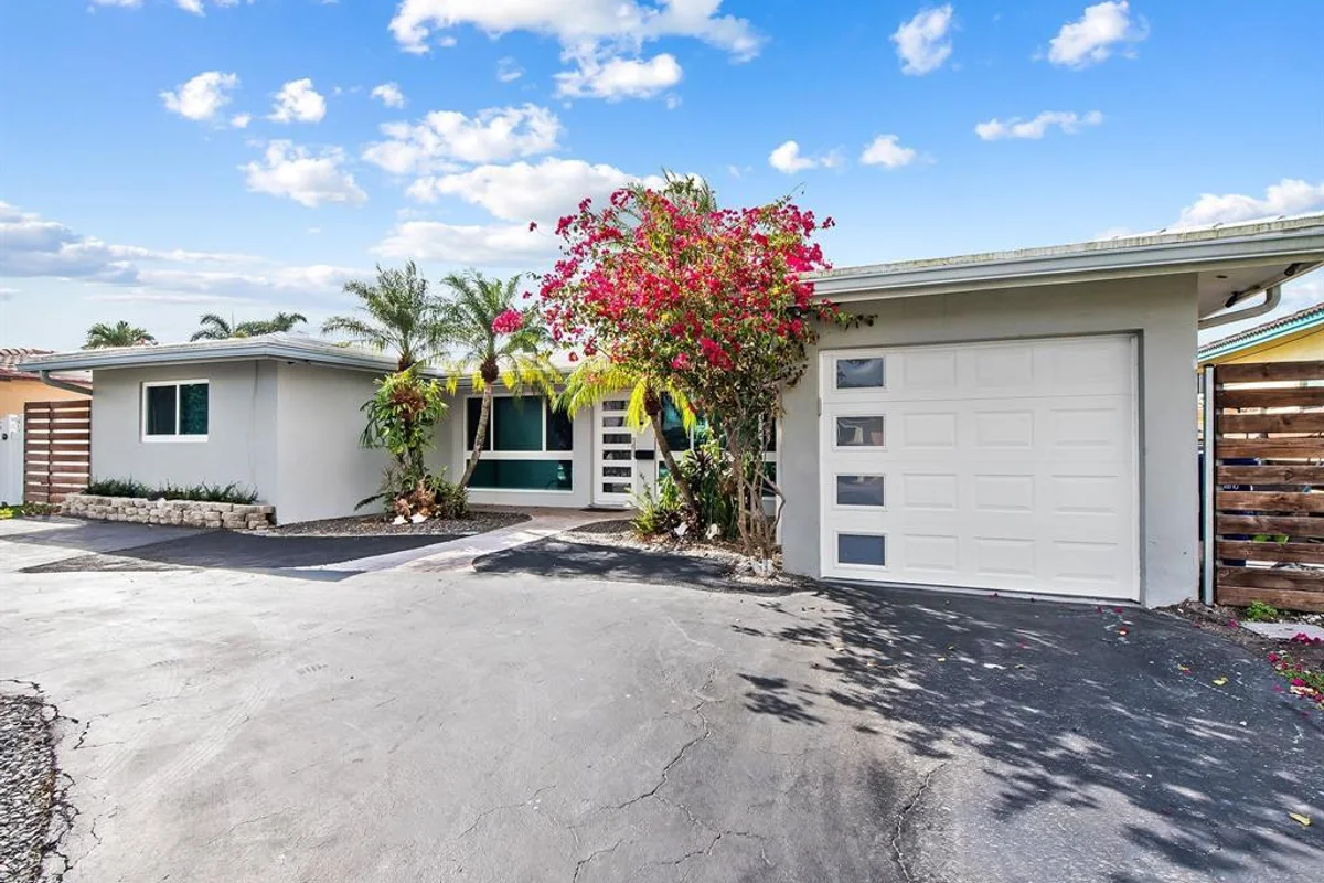 300 SE 10th St, Pompano Beach: photo 1 of 42