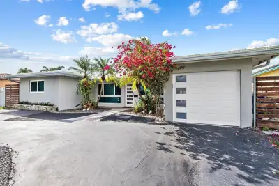 300 SE 10th St, Pompano Beach: photo 1 of 42