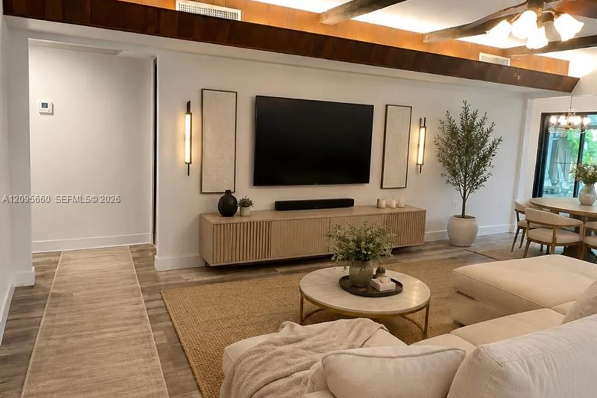 Townhouse in Miami Lakes: photo 1 of 9
