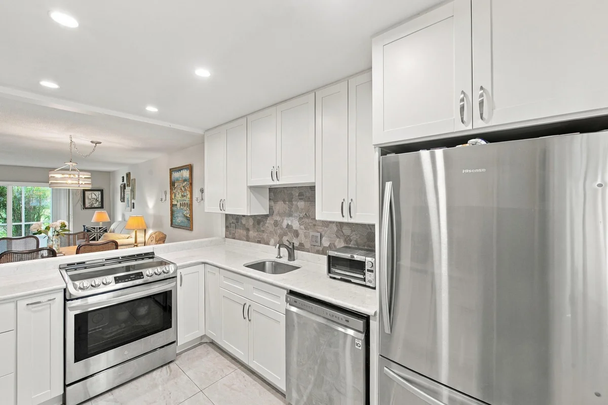 193 Lake Evelyn Dr, West Palm Beach: photo 1 of 32