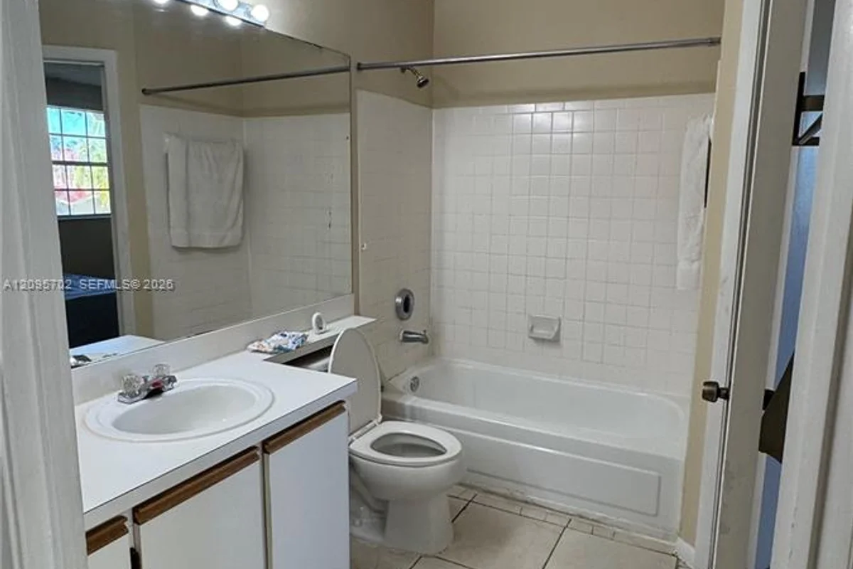 18348 NW 68th Ave #H, Hialeah: photo 1 of 19