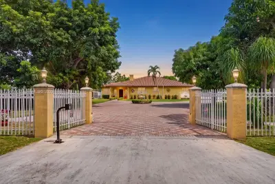 19110 SW 128th Ct, Miami: photo 1 of 35