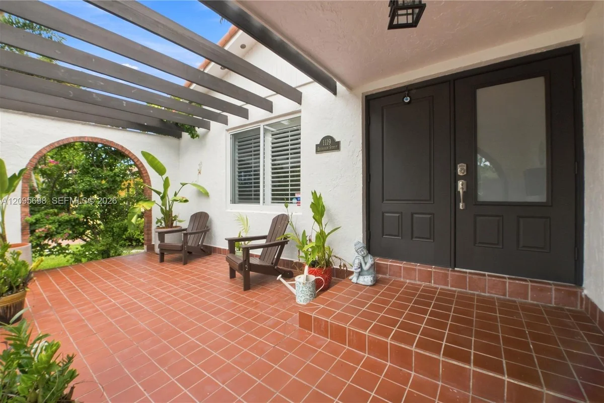 1119 Buchanan St, Hollywood: photo 1 of 30
