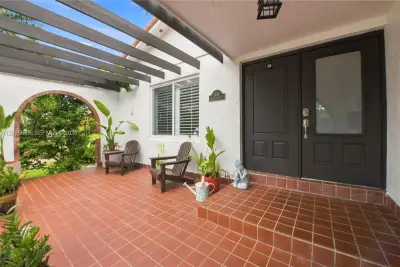 1119 Buchanan St, Hollywood: photo 1 of 30