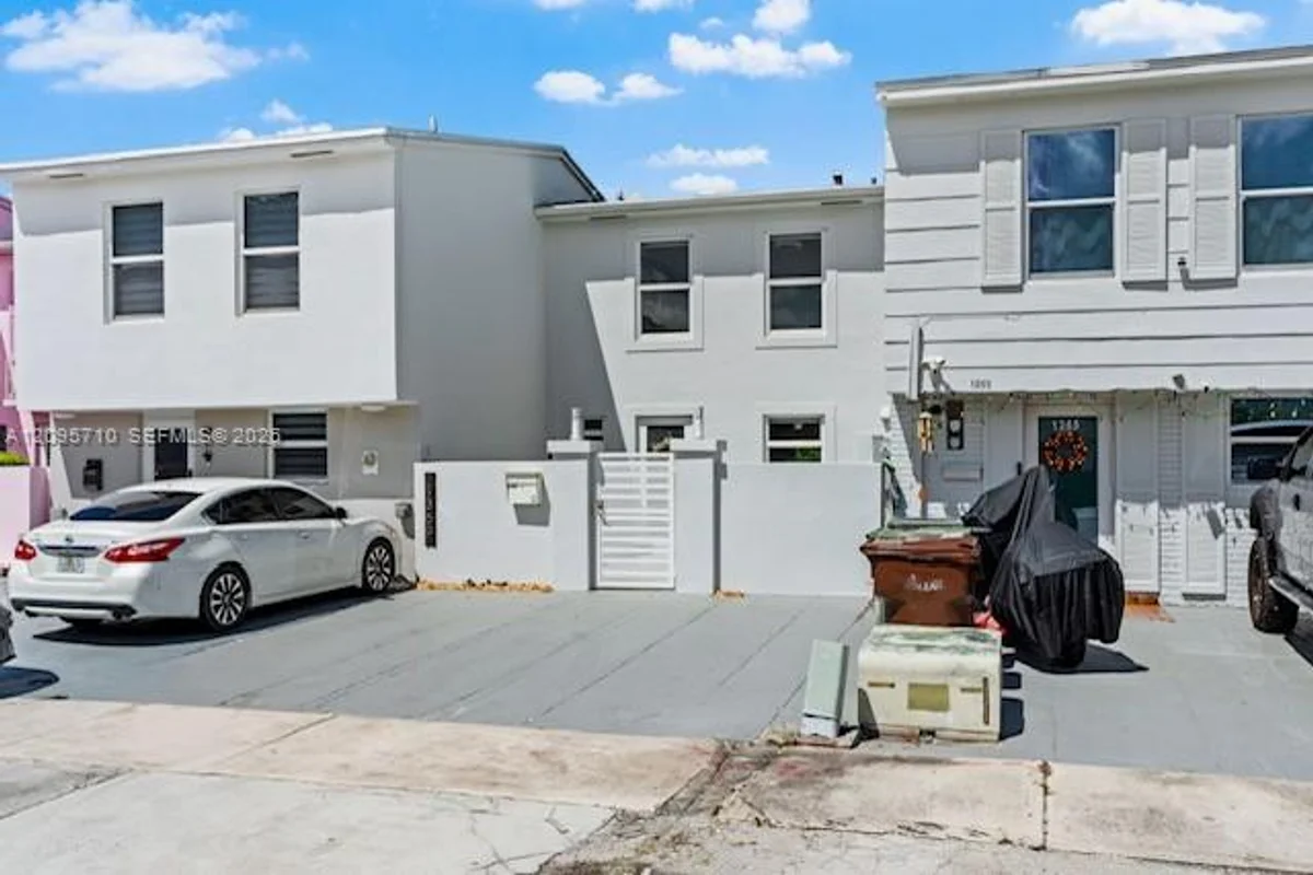 1369 W 69th St, Hialeah: photo 1 of 21