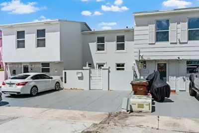 1369 W 69th St, Hialeah: photo 1 of 21