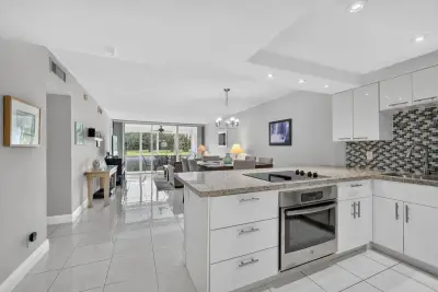 575 Oaks Ln #102, Pompano Beach: photo 1 of 40