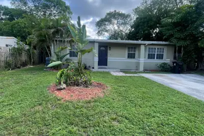 1036 NW 11th Pl, Fort Lauderdale: photo 1 of 14