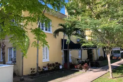 124 Mendoza Ave #8, Coral Gables: photo 1 of 8