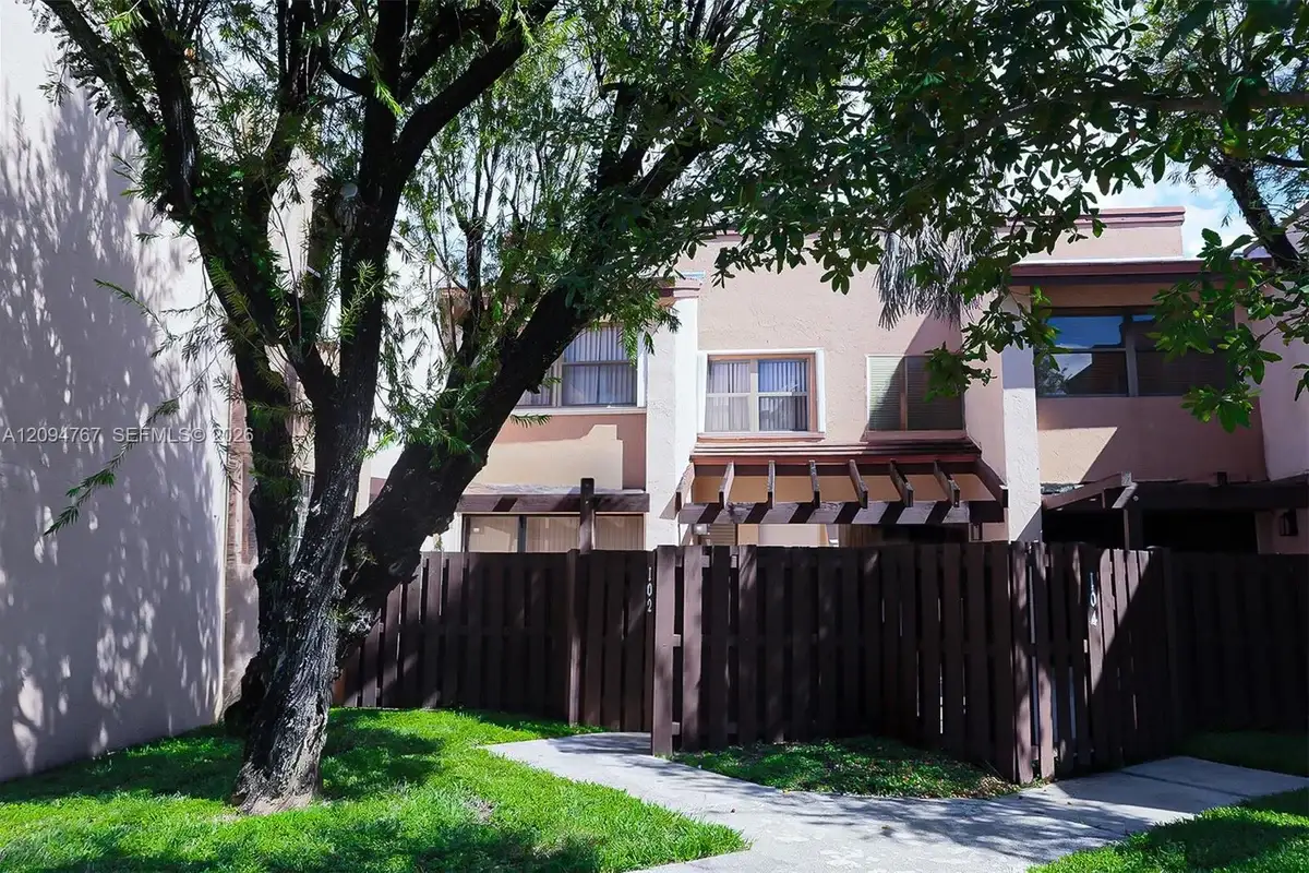 445 W Park Dr #102-4, Miami: photo 1 of 20