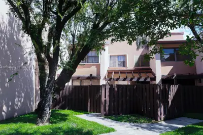 445 W Park Dr #102-4, Miami: photo 1 of 20