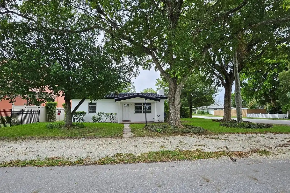 700 NE 7th St, Pompano Beach: photo 1 of 11