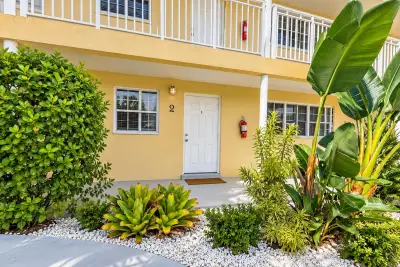 405 Southwind Dr #2, North Palm Beach: photo 1 of 9