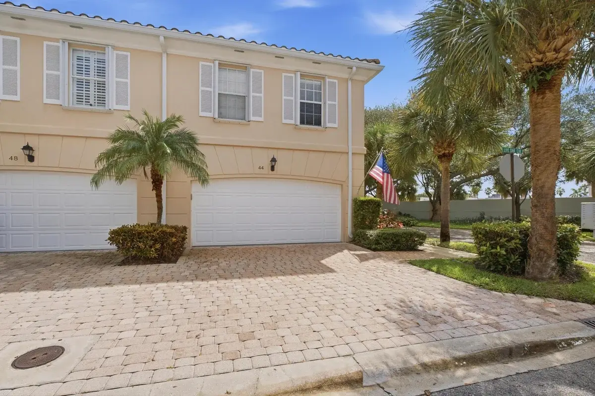 44 Live Oak Cir, Tequesta: photo 1 of 32