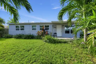 1209 W 26th Ct, West Palm Beach: photo 1 of 12