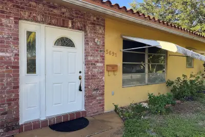 5691 SW 1st St, Plantation: photo 1 of 33