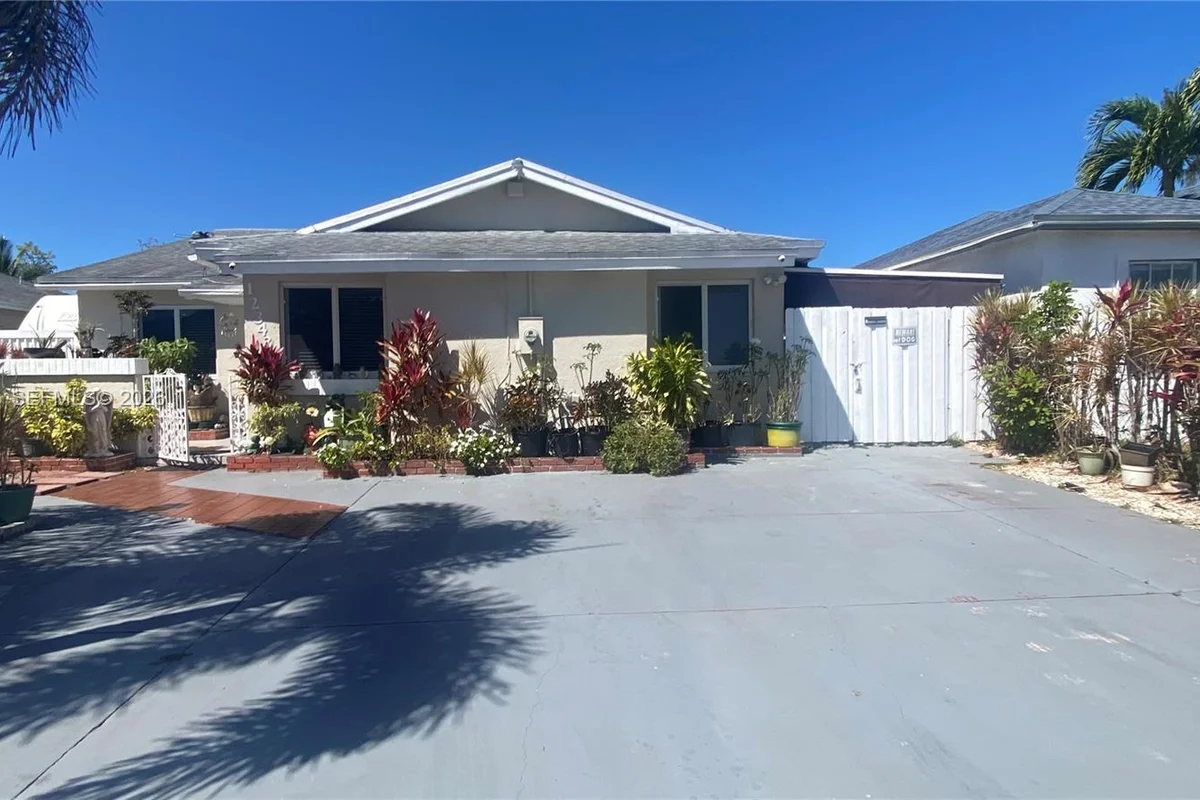 12343 SW 195th Ter, Miami: photo 1 of 28