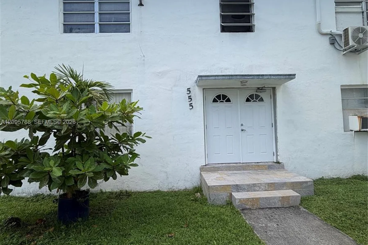 558 SW 7th St #8, Miami: photo 1 of 7