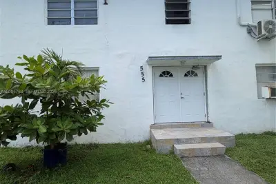 558 SW 7th St #8, Miami: photo 1 of 7
