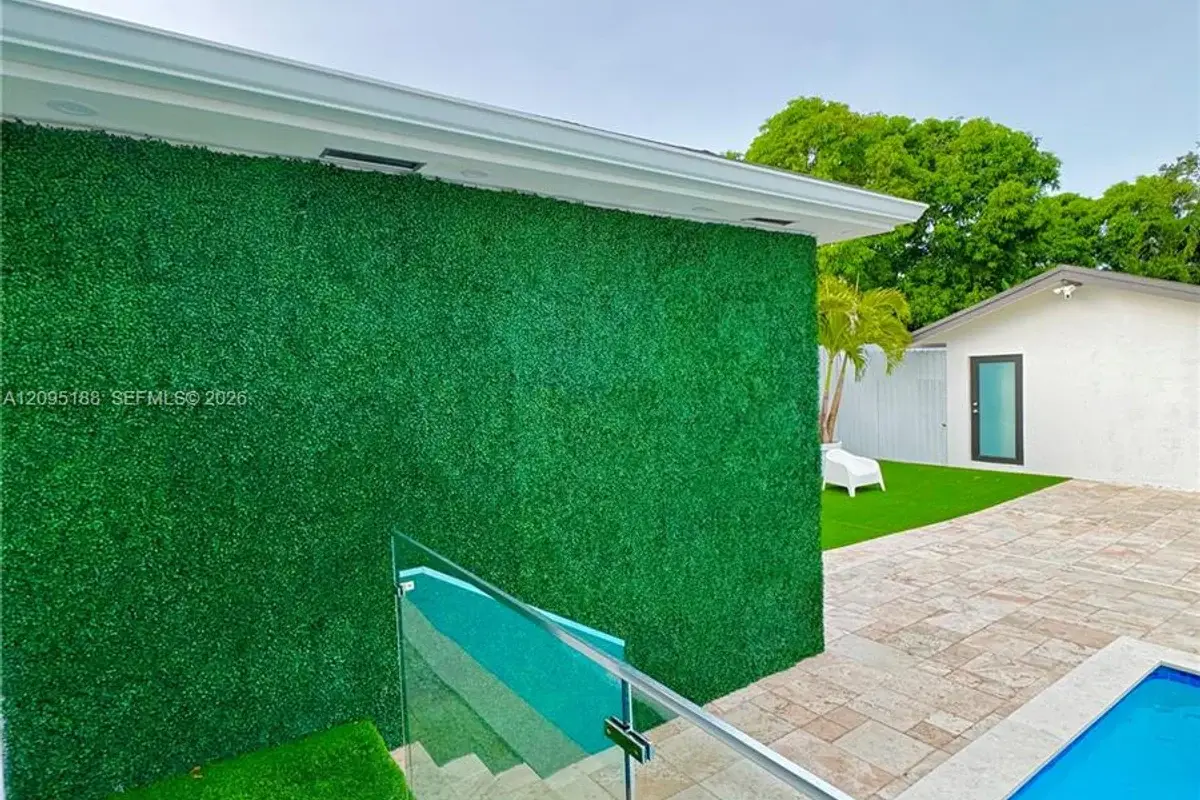 2121 SW 61st Ave, Miami: photo 1 of 27