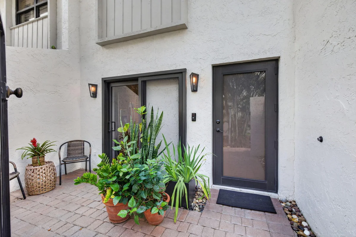 547 NE 7th Ave, Fort Lauderdale: photo 1 of 45