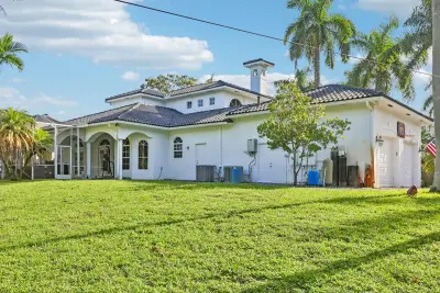 6911 NW 84th Ave, Parkland: photo 1 of 89
