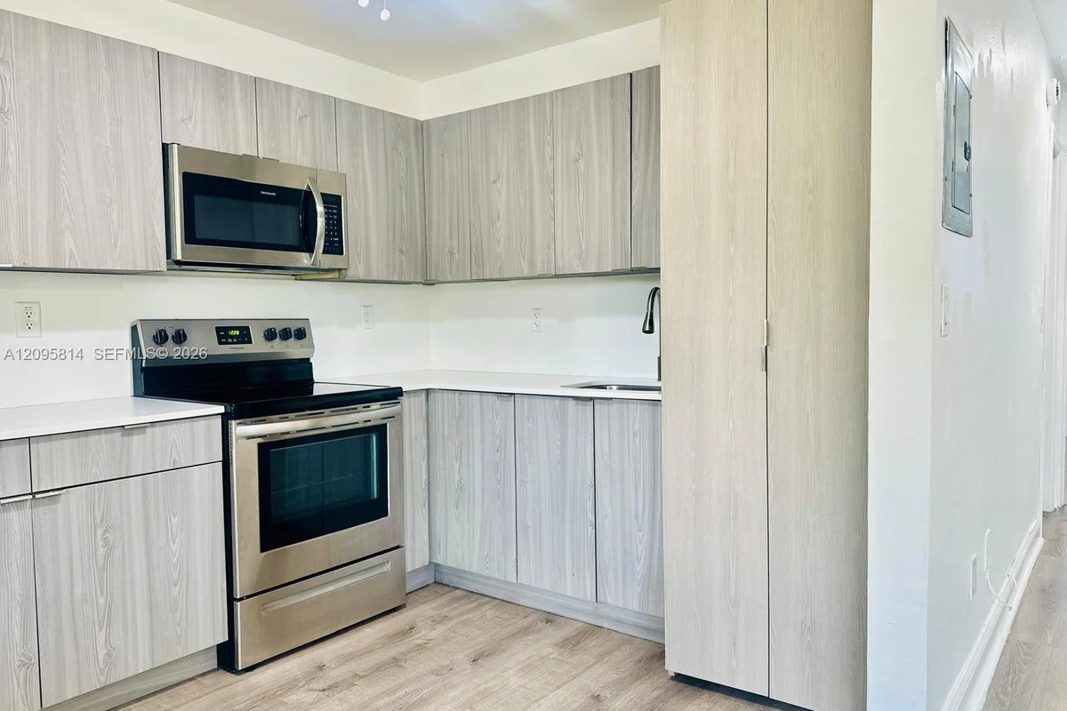 43 Glen Royal Pkwy #6, Miami: photo 1 of 13