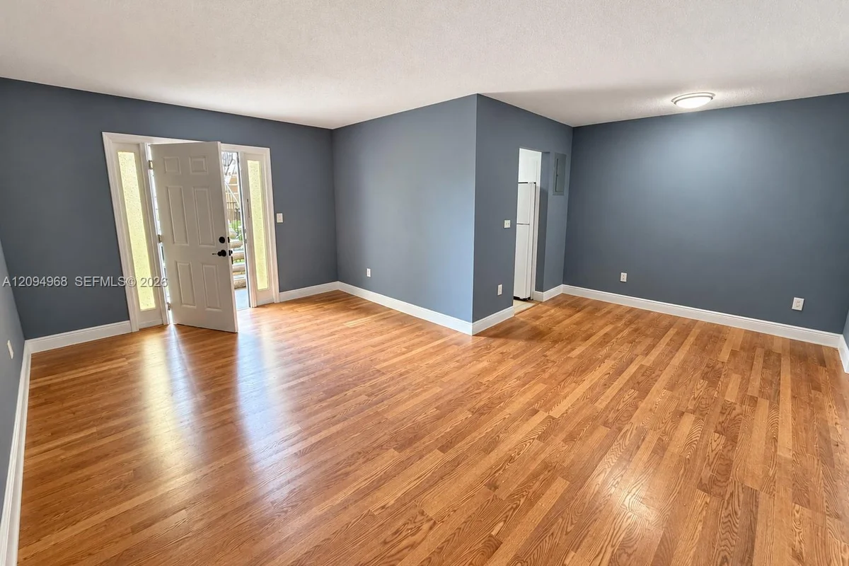 2335 NE 172nd St #2, North Miami Beach: photo 1 of 10