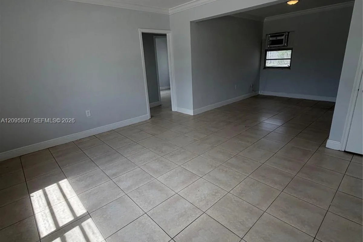 561 SW 7th St #1, Miami: photo 1 of 7