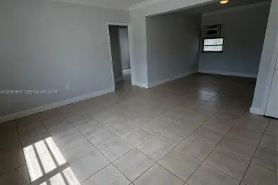561 SW 7th St #1, Miami: photo 1 of 7