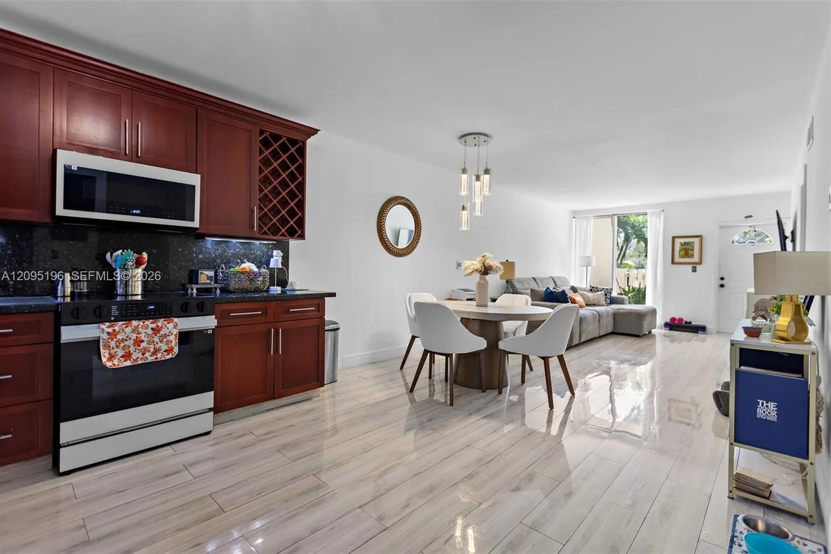 1655 NE 115th St #9B, Miami: photo 1 of 17