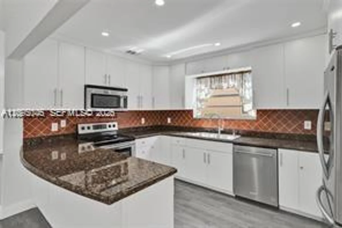 3074 SW 17th St, Miami: photo 1 of 46