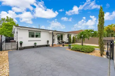 4340 W 5th Ave, Hialeah: photo 1 of 37