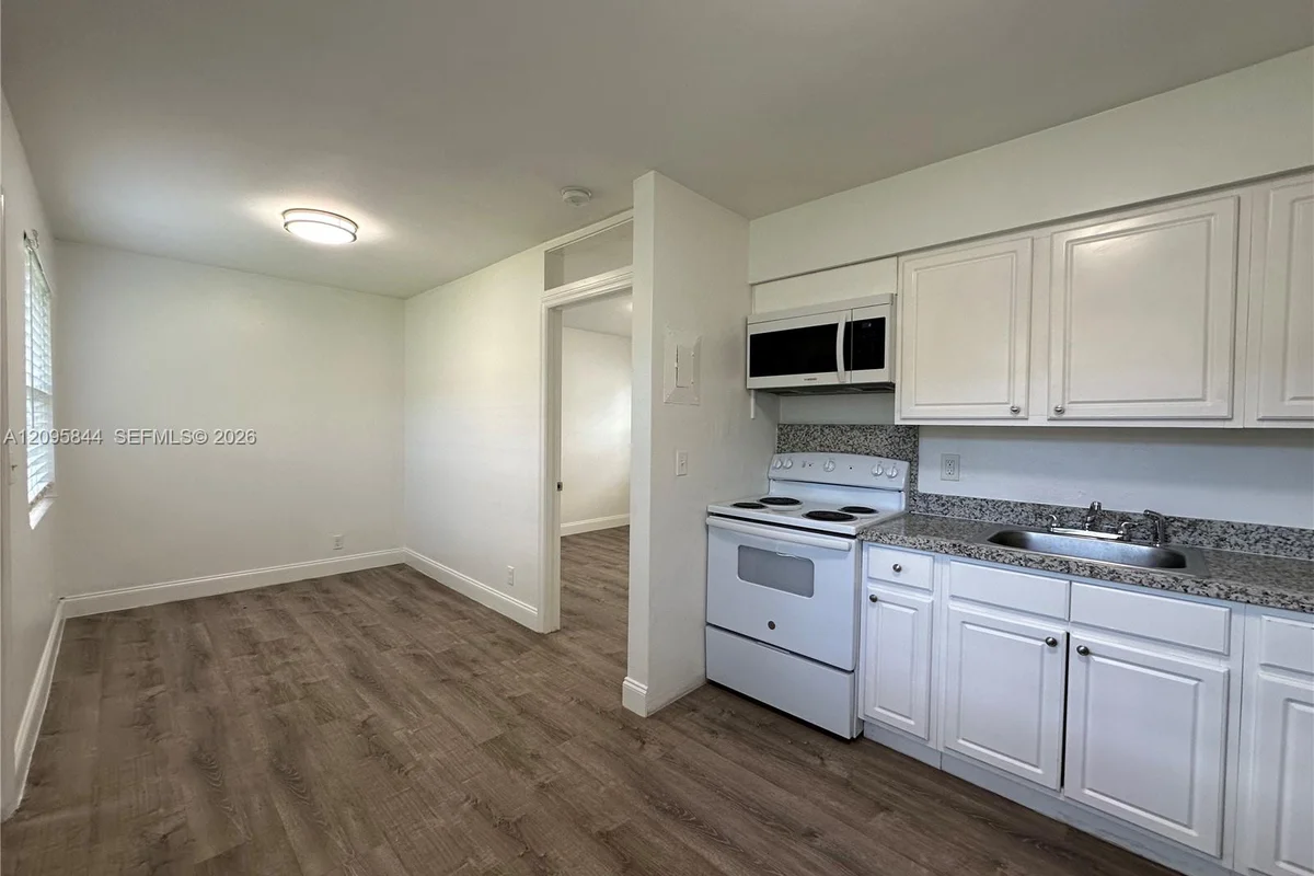 2309 Madison St #8, Hollywood: photo 1 of 18