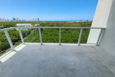 15051 Royal Oaks Ln #1704, North Miami: photo 1 of 32