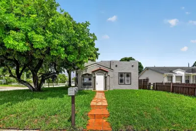 739 Kaye St, West Palm Beach: photo 1 of 37