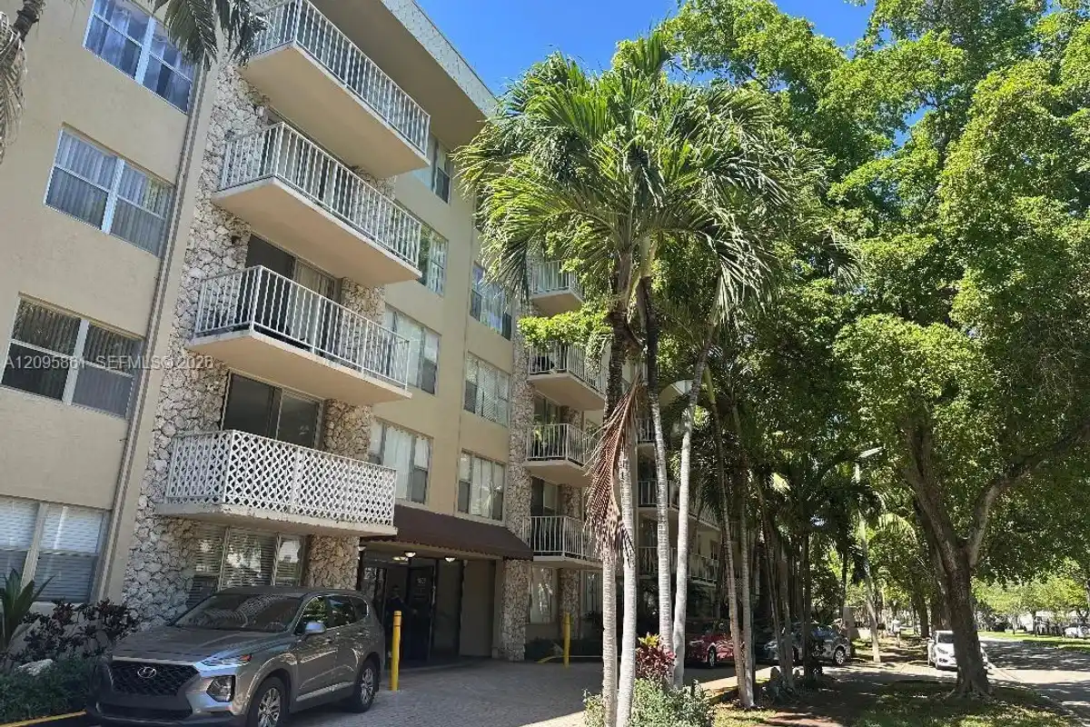 1805 Sans Souci Blvd #301, North Miami: photo 1 of 13