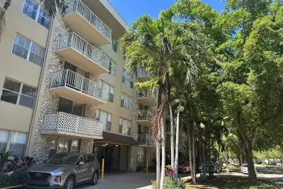 1805 Sans Souci Blvd #301, North Miami: photo 1 of 13