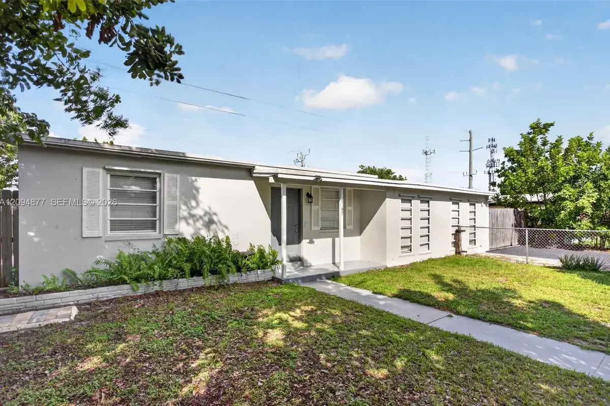 5197 NE 14th Ave, Pompano Beach: photo 1 of 32