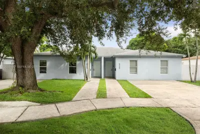 523-525 NW 106th St, Miami: photo 1 of 27