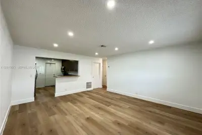124 NW 2nd Ave #A, Hallandale Beach: photo 1 of 30