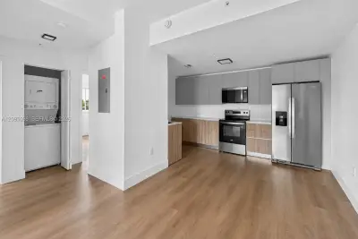 3728 NW 19th Ave #207, Miami: photo 1 of 13