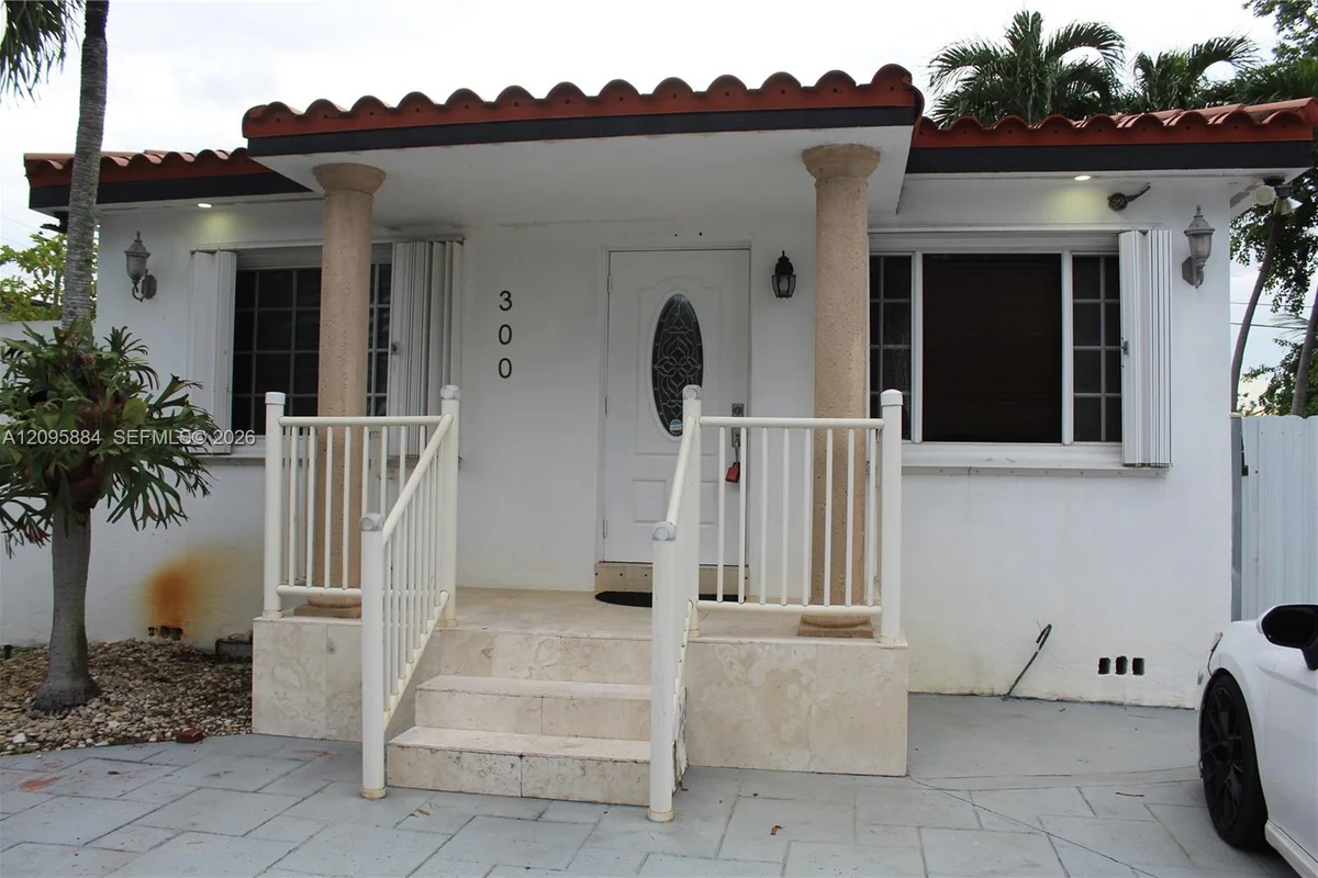 300 SW 71st Ave #1, Miami: photo 1 of 10
