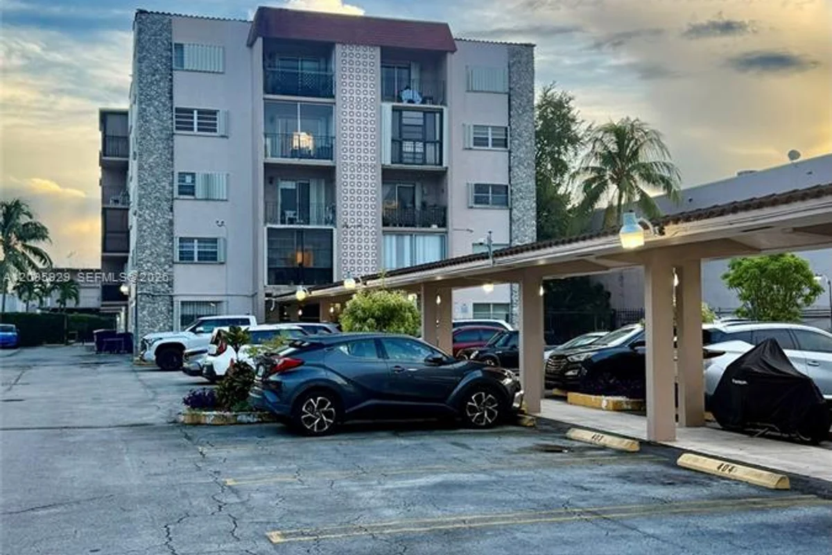 3640 NW 9th St #405, Miami: photo 1 of 15